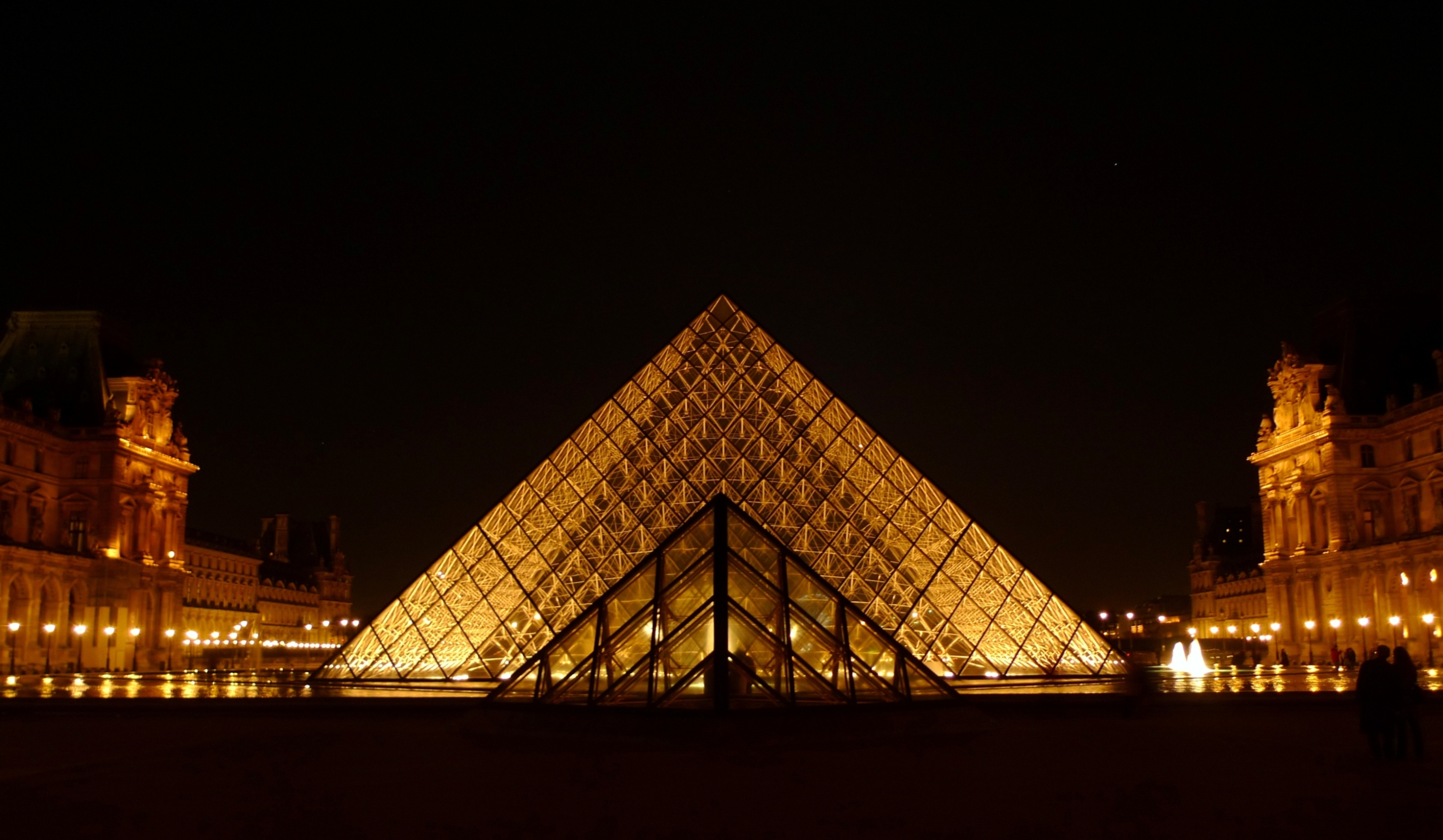 法国卢浮宫的玻璃金字塔_法国卢浮宫玻璃金字塔_卢浮宫玻璃金字塔英文名